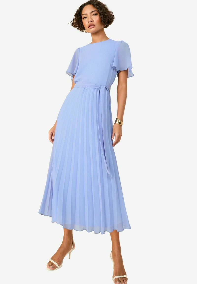 Robe plissée bleu clair avec des manches courtes et flottantes, une taille cintrée et une ceinture nouée. Fabriquée en tissu fluide, longueur cheville avec un léger éclat.
