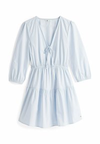 Hellblaues Kleid mit V-Ausschnitt, Bindedetail vorne, elastischem Bund, dreiviertellangen Puffärmel und schichtete Kleid. Glatte Stofftextur.