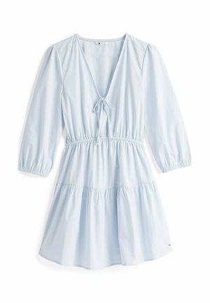 Lyseblåt kjole med v-udskæring, bånddetalje foran, elastisk talje, trekvart puffærmer og en lagdelt nederdel. Glat stoftekstur.