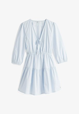 Lyseblåt kjole med v-udskæring, bånddetalje foran, elastisk talje, trekvart puffærmer og en lagdelt nederdel. Glat stoftekstur.