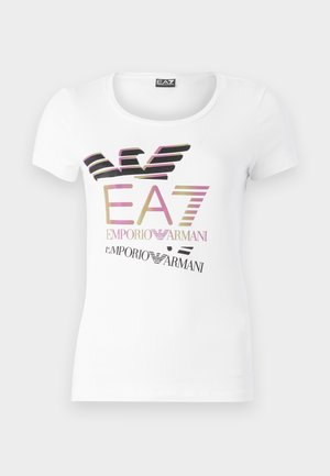 Maglietta bianca in cotone con scollo rotondo, caratterizzata da un logo grafico multicolore "EA7 Emporio Armani" sulla parte anteriore.