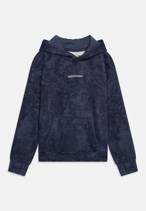 Námořnický modrý mikina s kapucí vyrobená z měkké tkaniny, s přední kapsou, stahovací kapucí a bílým textem "ABERCROMBIE" na hrudi.