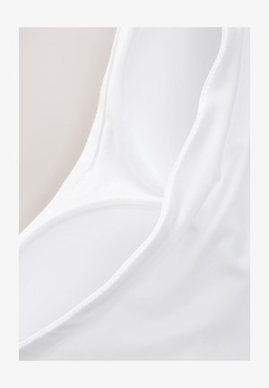 Valge kangas, milles on sile tekstuur ja volditud disain koos pehmete servadega, näidates lihtsat, minimalistlikku esteetikat.