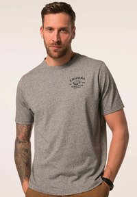 Šedé tričko s krátkým rukávem s jemným texturovaným vzorem, na hrudi s černým grafickým potiskem s nápisem "Arizona Motocross Supply."