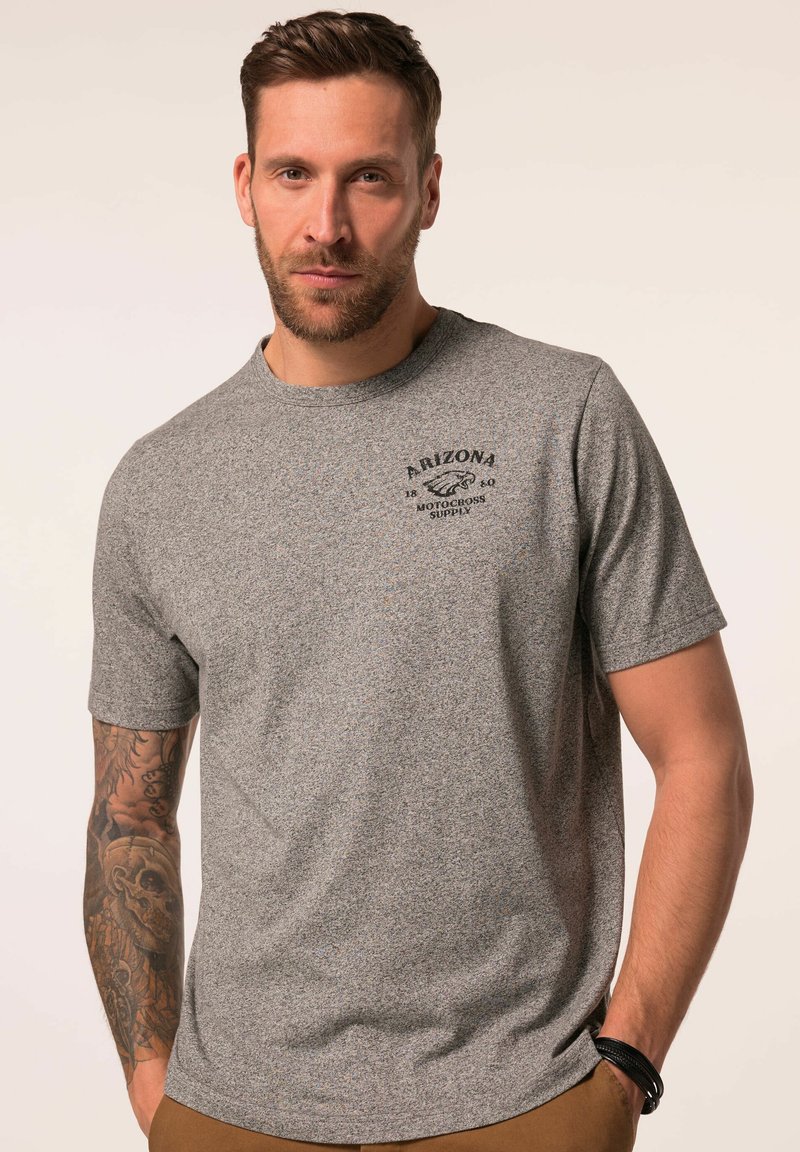 Šedé tričko s krátkým rukávem s jemným texturovaným vzorem, na hrudi s černým grafickým potiskem s nápisem "Arizona Motocross Supply."