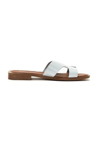 Sandale en cuir blanc à glisser avec deux brides, design à bout ouvert et semelle plate marron. Texture lisse avec des détails minimalistes.