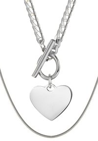 Zilveren hartvormige hanger met een gestructureerde, gevlochten ketting en een sluiting met een toggle. De hanger heeft een gladde, gepolijste oppervlakte.