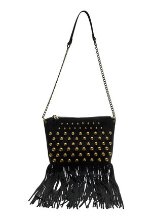 Borsa nera con borchie dorate, chiusura con zip, tracolla a catena e dettagli in frange nere nella parte inferiore. Materiale liscio con accenti decorativi.