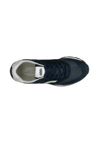 Sneaker in suede e rete blu navy con dettagli e lacci bianchi, e linguetta con marchio, vista dall'alto su uno sfondo bianco.
