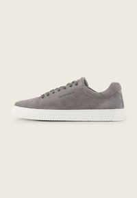 Szürke velúr sneaker fehér gumitalppal, kerek orral és hat fűzőlyukkal. Diszkrét logó található az oldalon, valamint sima felszíne van.