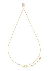Goldkette mit rechteckigem Anhänger, der einen zentralen klaren Stein umgeben von kleineren Steinen zeigt, befestigt mit einem Karabinerverschluss.