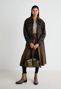 ONLY ONLEMILIA LEO JACKET - Kevyt takki - chocolate torte