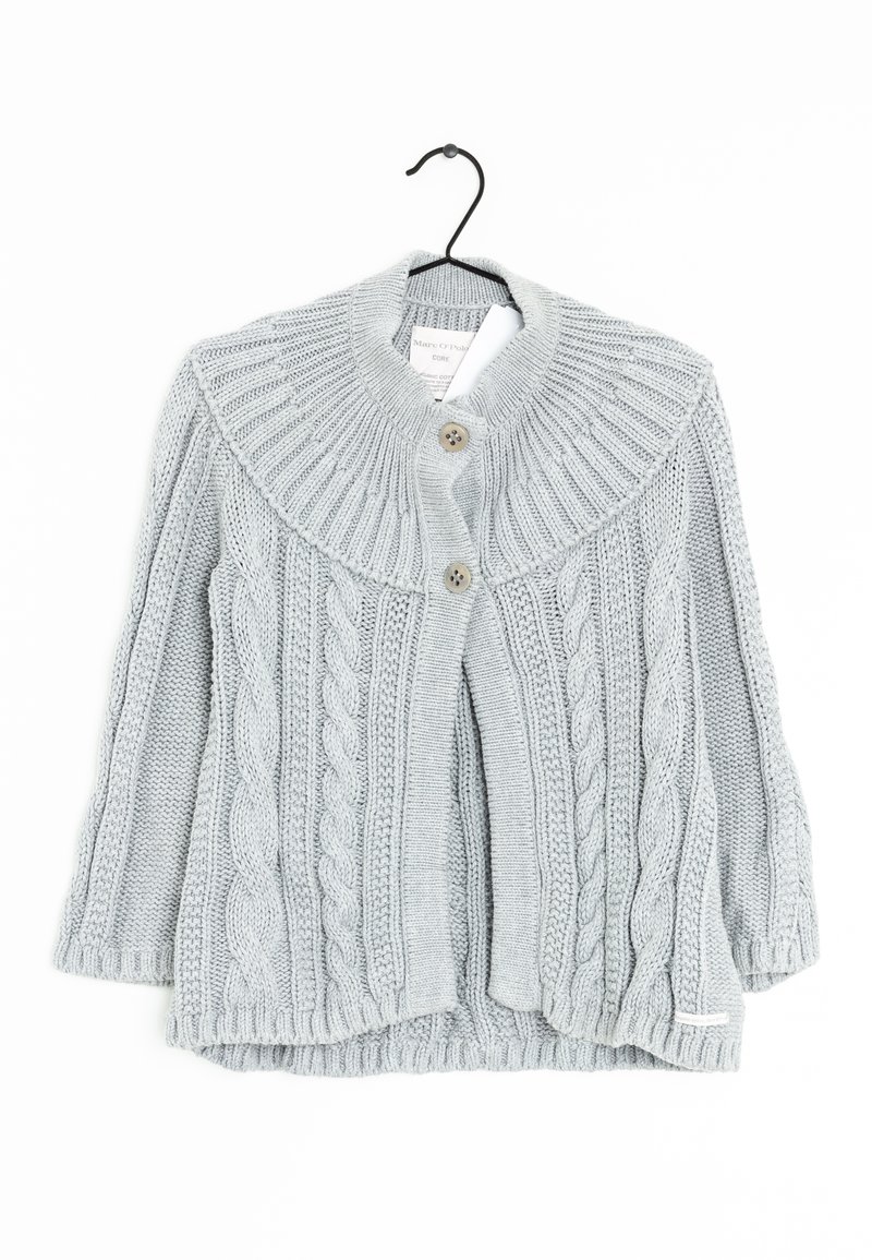 Cardigan tricoté gris clair avec des motifs torsadés, deux boutons et un large col côtelé suspendu à un cintre noir.