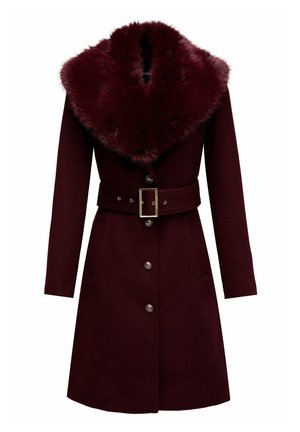 Manteau en laine bordeaux avec un large col en fausse fourrure, une taille ceinturée et des boutons argentés. Comprend des manches longues et deux poches latérales.