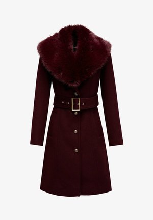 Abrigo de lana burdeos con un amplio cuello de piel sintética, cintura ceñida con cinturón y botones plateados. Cuenta con mangas largas y dos bolsillos laterales.
