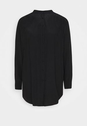 Zwarte blouse met lange mouwen, een mandarijnkraag, knoopsluiting aan de voorkant, gladde stof en een afgeronde zoom. Geen zichtbare patronen of accenten.