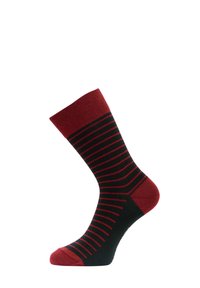 Chaussettes noires avec des rayures horizontales rouges, un revers côtelé rouge et un orteil renforcé rouge. Fabriquées en matériau textile doux avec une texture lisse.