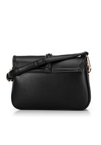 Bolso de mano de cuero negro con forma rectangular, tapa delantera plana, correa de hombro ajustable y un acabado texturizado sutil. Acentos en tono dorado.