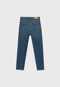 Spijkerbroek in middenblauw met een rechte pijp. Voorzien van standaard achterzakken en een leren patch aan de taille. Platte textuur.