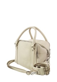 Beige leren handtas met twee bovenhandvatten, een afneembare patroonriem en ritssluitingen. Glad oppervlak met een minimalistisch ontwerp.