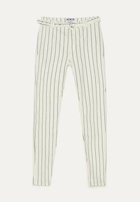 Vita byxor med vertikala svarta ränder, åtsittande design och belagd midja. Tillverkade av bomull, med en slät textur och rena linjer.