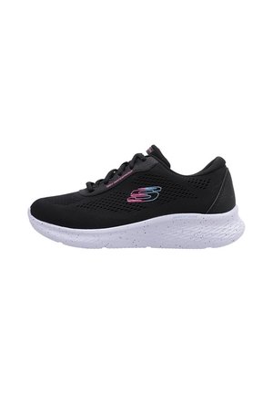 Scarpe sportive nere con tomaia in rete, suola maculata bianca, marchio rosa e blu, e chiusura con lacci, progettate per comfort e traspirabilità.