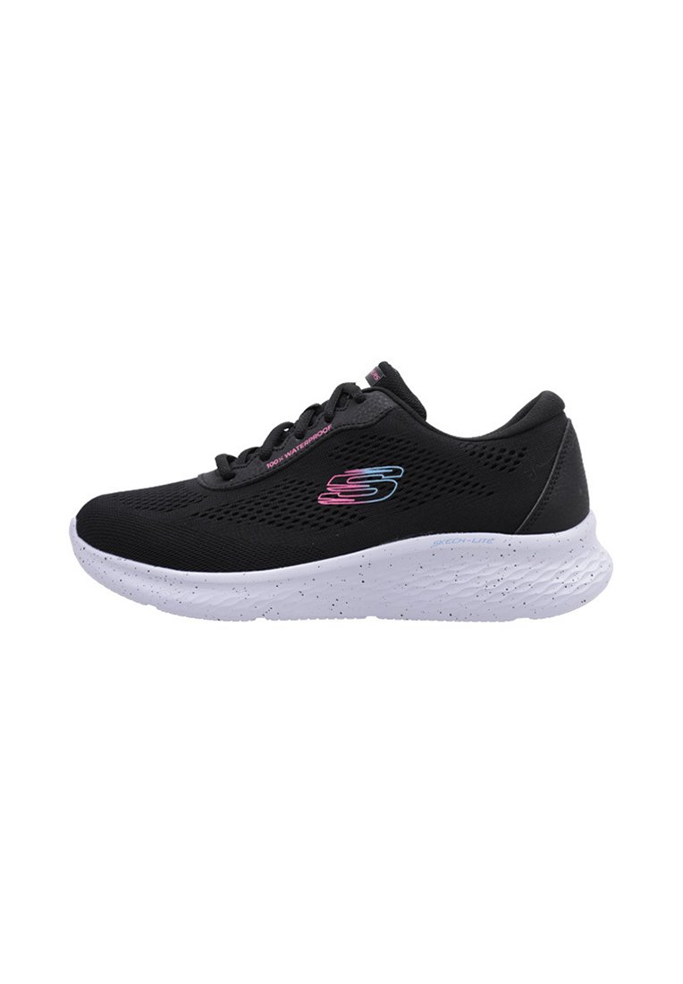 Scarpe sportive nere con tomaia in rete, suola maculata bianca, marchio rosa e blu, e chiusura con lacci, progettate per comfort e traspirabilità.