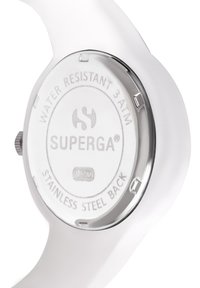 Reloj de silicona blanco con fondo circular de acero inoxidable. Presenta "SUPERGA®", "RESISTENTE AL AGUA 3 ATM" y bordes texturizados para un mejor agarre.
