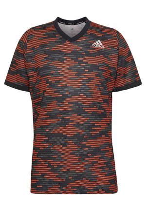 Adidas sportshirt met korte mouwen met zwart-oranje gepixelde camouflageprint, V-hals en Adidas-logo op de borst.