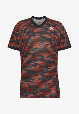 Kurzärmeliges Adidas-Sportshirt mit schwarz-orange pixelartigem Camouflage-Muster, V-Ausschnitt und Adidas-Logo auf der Brust.