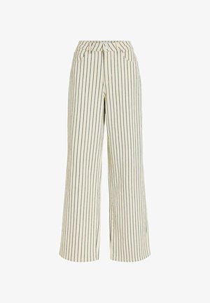 Pantalon large crème à fines rayures verticales noires, avec fermeture à boutons à l'avant et poches à la taille.