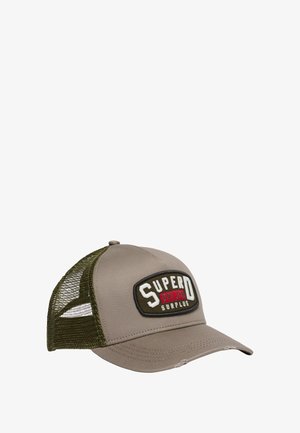 Beige und olivgrüner Mesh-Trucker-Cap mit einem auf der Vorderseite gestickten Patch "Superdry JPN Surplus" und verwitterten Details am Schirm.