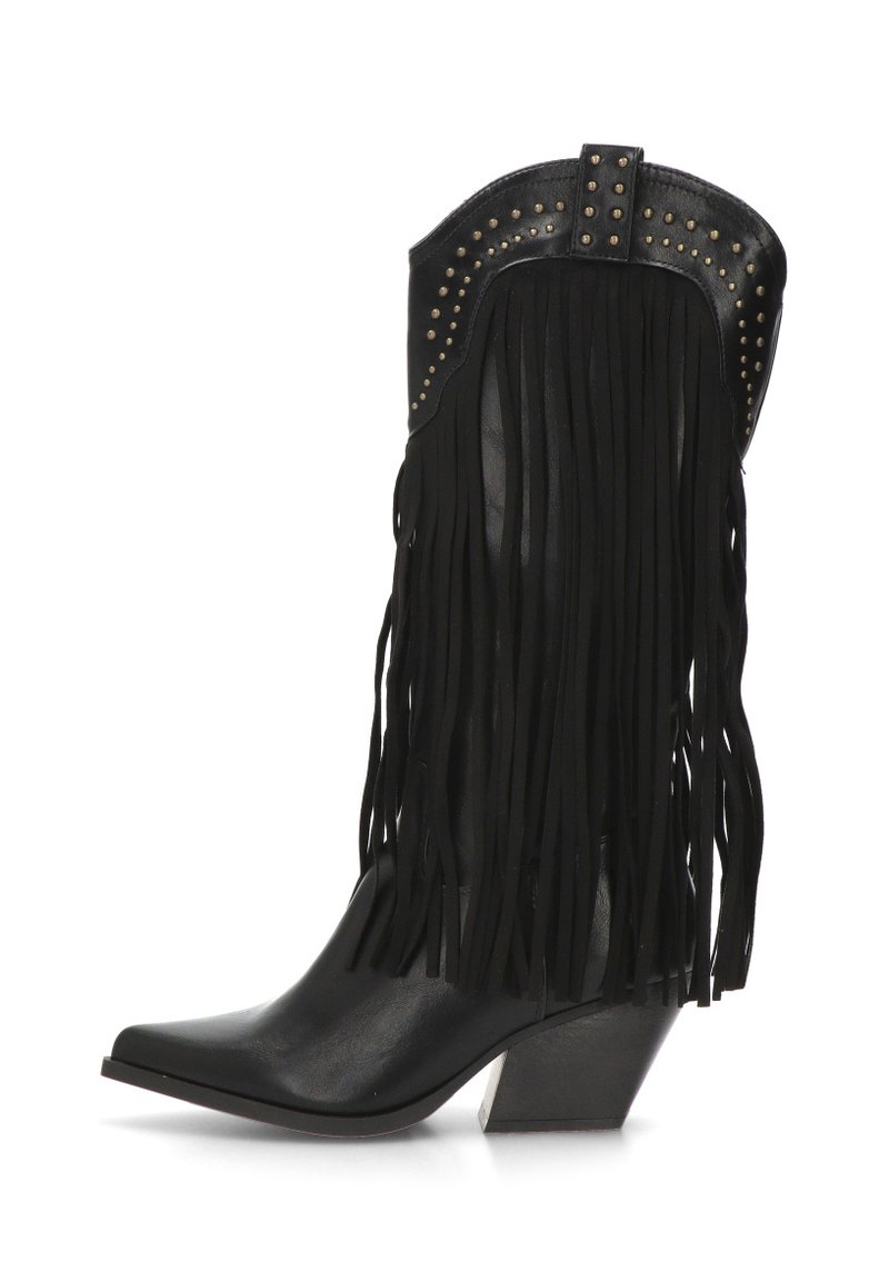 Bota de vaquero de cuero negro con detalles de flecos, punta afilada y acentos de tachuelas en la parte superior. Tacón grueso con una base en contraste.