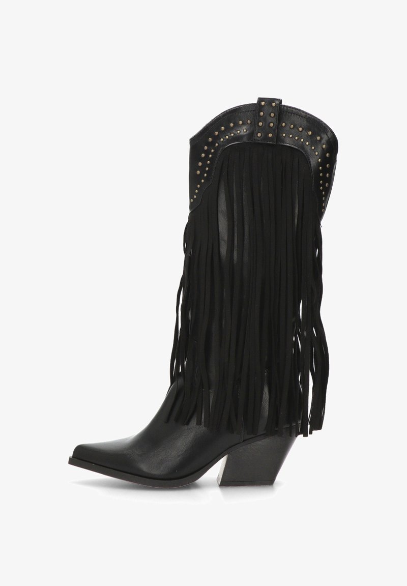 Bota de vaquero de cuero negro con detalles de flecos, punta afilada y acentos de tachuelas en la parte superior. Tacón grueso con una base en contraste.