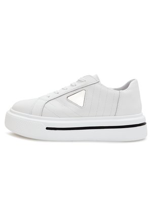 Witte sneaker van glad leer, met een lage profiel, ronde neus, driehoekige zilveren accent en een gestructureerde rubberen zool met zwarte streep.