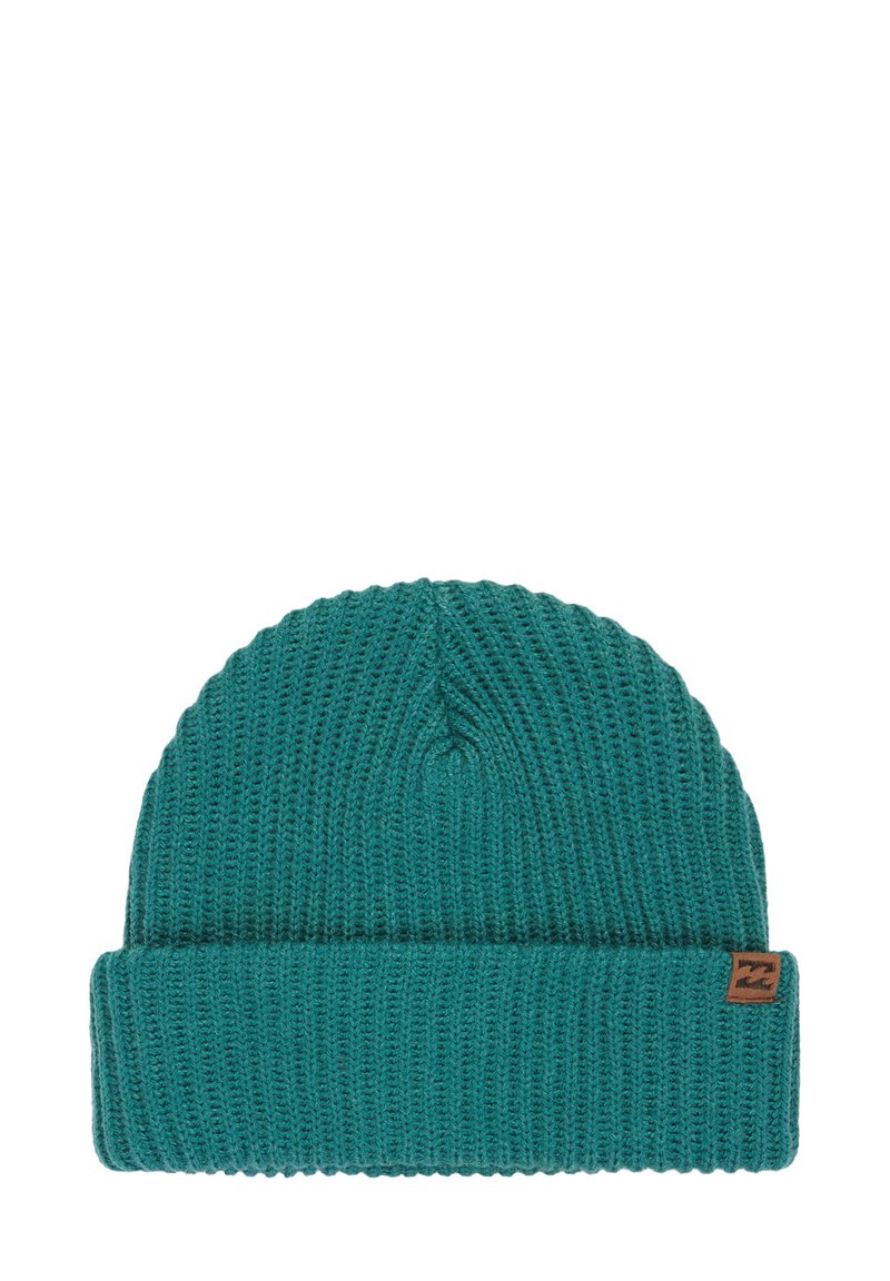 Teal stickad mössa med ribbat mönster, med en nedvikt kant och en liten brun märkesskylt på sidan.