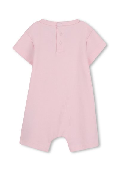Różowy kombinezon z krótkim rękawem wykonany z miękkiej bawełny, z okrągłym kołnierzykiem i zapięciem na trzy guziki z tyłu. Prosty, jednokolorowy design.