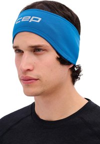 Blauwe atletische hoofdband gemaakt van gestructureerde stof, met een wit CE-logo. Eenvoudig ontwerp, sluit nauw aan en bedekt de oren.