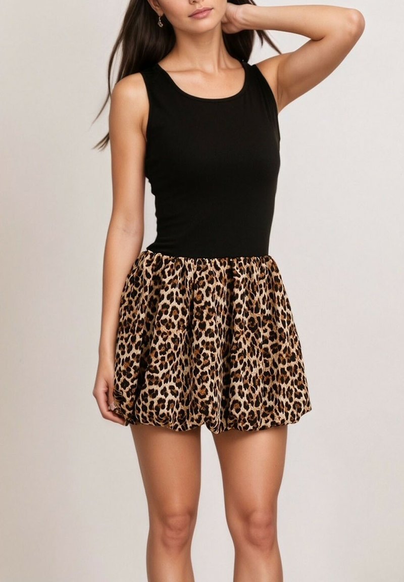 Haut noir sans manches avec une jupe en imprimé léopard tan et marron foncé. La jupe est froncée, créant une silhouette évasée.