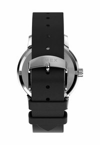 Czarny zegarek na skórzanym pasku z okrągłą srebrną kopertą, stalową klamrą i logo Timex na tylnej stronie. Gładka matowa tekstura.