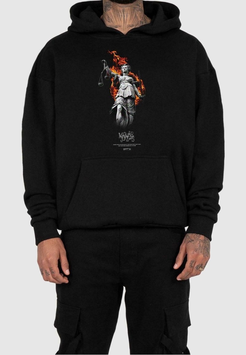 Felpa nera con cappuccio con una grafica centrale di una donna che tiene una bilancia tra le fiamme, dotata di tasca a marsupio e polsini a costine.
