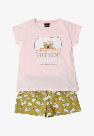 Top rosa de manga corta con un oso dormilón que lleva un gorro de dormir y una máscara para los ojos, combinado con pantalones cortos verdes con un patrón repetido de osos y almohadas.