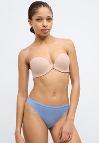 Γυναικείο σουτιέν χωρίς τιράντες σε γυμνό χρώμα με λεία υφή και μπανέλα. Αντίστοιχο σλιπ μπικίνι σε ανοιχτό μπλε με χαμηλή μέση και διακριτικές λεπτομέρειες στο τελείωμα.