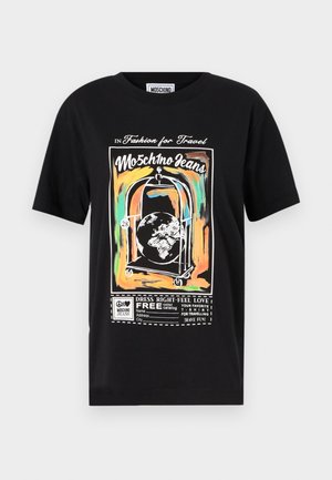 Schwarzes Baumwoll-T-Shirt mit einem bunten Grafikdruck eines Gepäckwagens mit einem Globus, weißen Text und einem Vintage-Design.