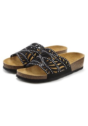Sandales noires avec un design perforé et des accents en strass. Semelle en liège et semelle en caoutchouc texturé pour un soutien et une adhérence.