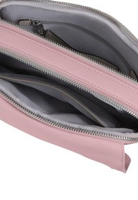 Pochette in pelle rosa con zip argentate, dotata di scomparti multipli e un interno grigio, che presenta una texture liscia e un design minimalista.
