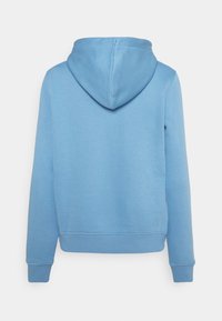 Sweat à capuche bleu avec une capuche spacieuse, des poignets côtelés et une texture douce. Le tissu semble lisse avec une coupe décontractée, sans motifs ni accents visibles.