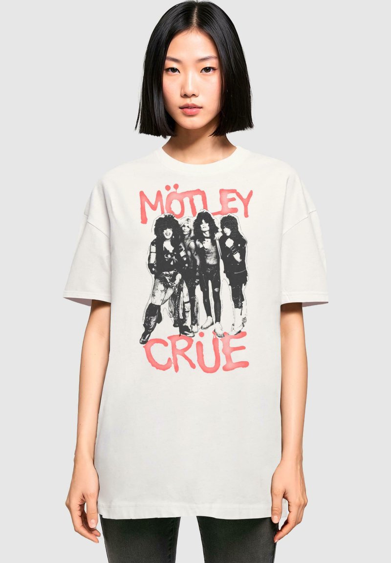 Bílá bavlněná tričko s černým a červeným grafickým potiskem čtyř postav, s výrazným textem "MÖTLEY CRÜE" pod obrázkem.