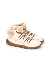 Zapatos de media altura hechos de cuero color crema con forro de pelaje sintético marrón, suela de goma marrón y cordones marrones. Acentos de costura bordada.