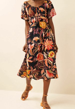 Kukkaismallinen midi-mekko mustalla pohjalla, jossa värikkäitä monivärisiä kuvioita. Lyhyet hihat ja kokoontaitettu vyötärö; kevyt kangas.